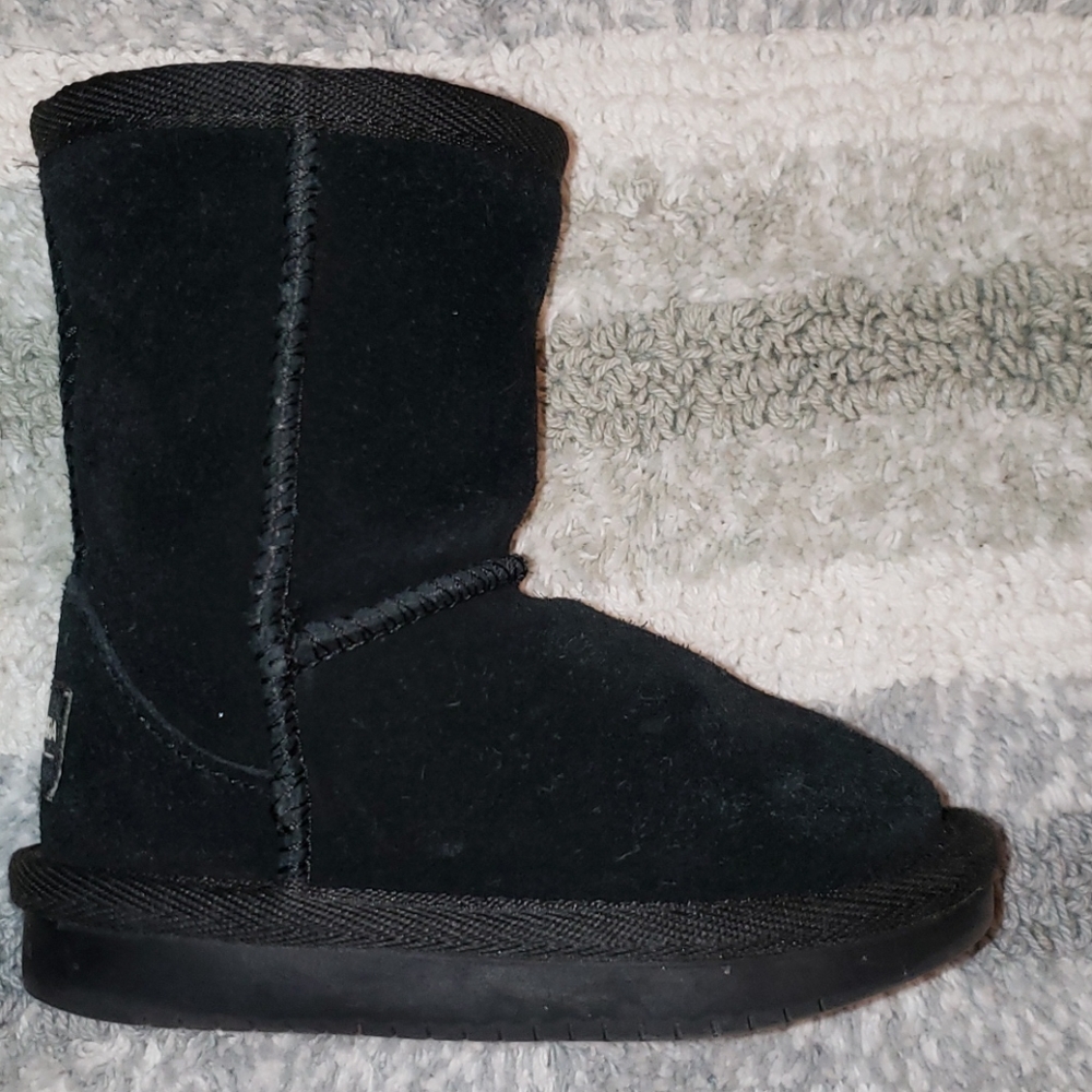 Used toddler Koolaburra by Ugg